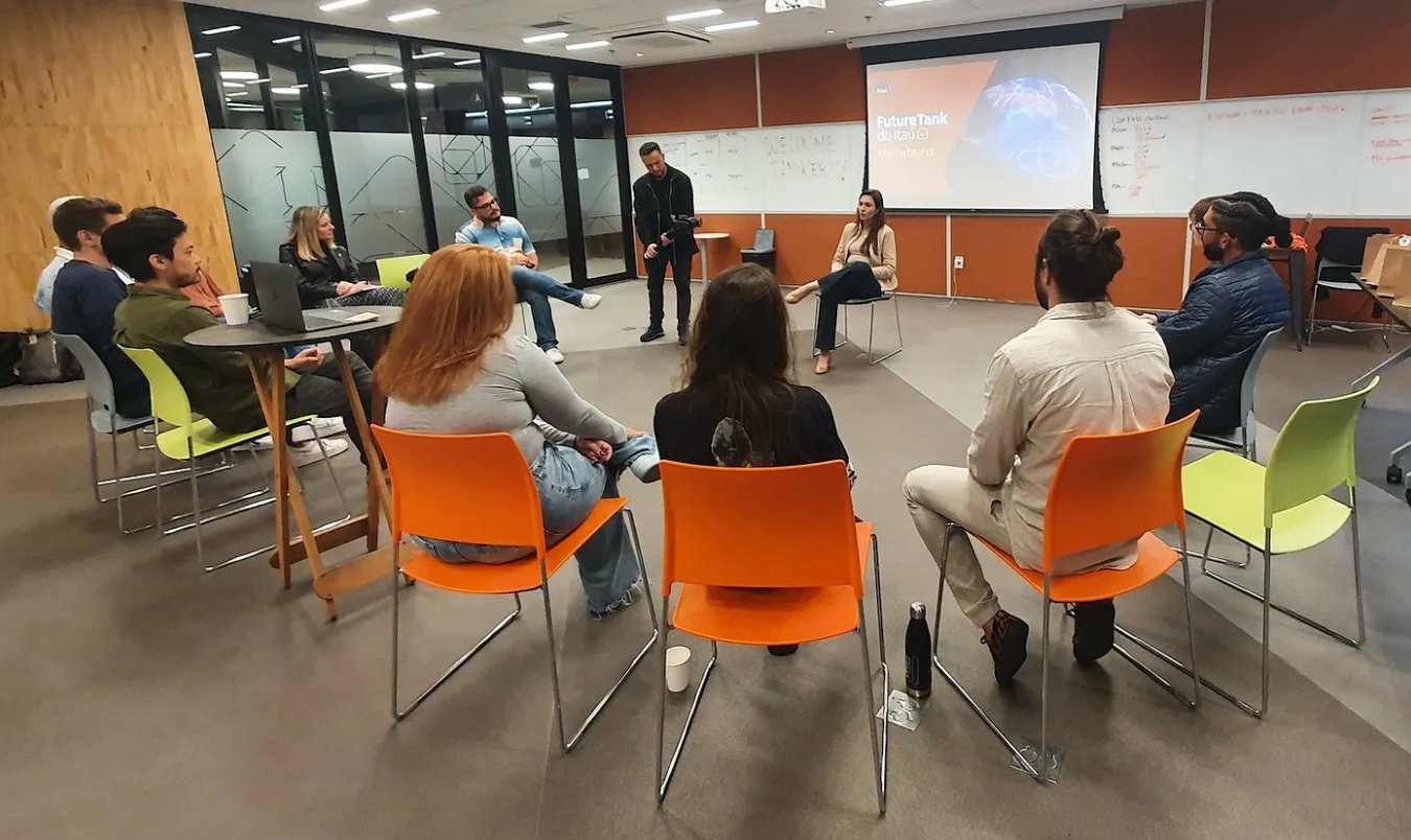 Sessão do Future Tank do Itaú. Grupo de trabalho em ação