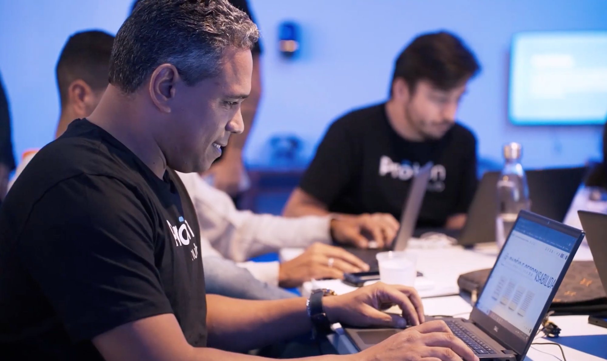 Time trabalhando na plataforma colaborativa